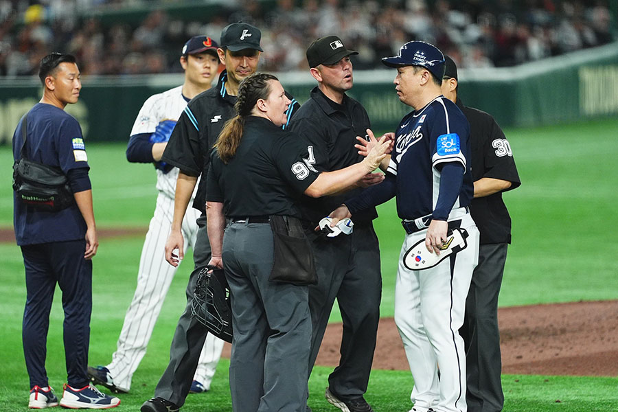 判定を巡り抗議する韓国代表の一塁コーチャー【写真:小林靖】