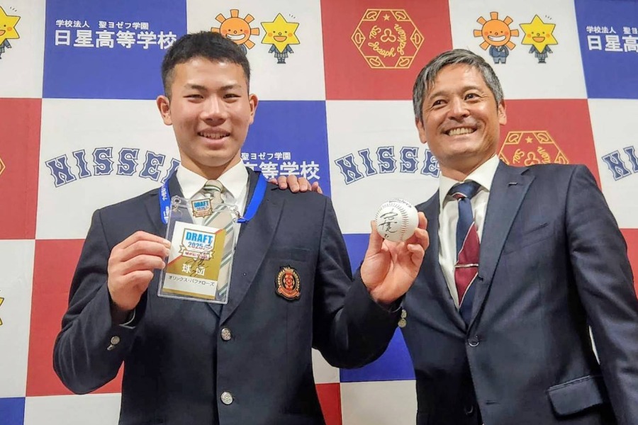 オリックスから育成3位で指名された中西創大と(左)早川大輔スカウト【写真:北野正樹】