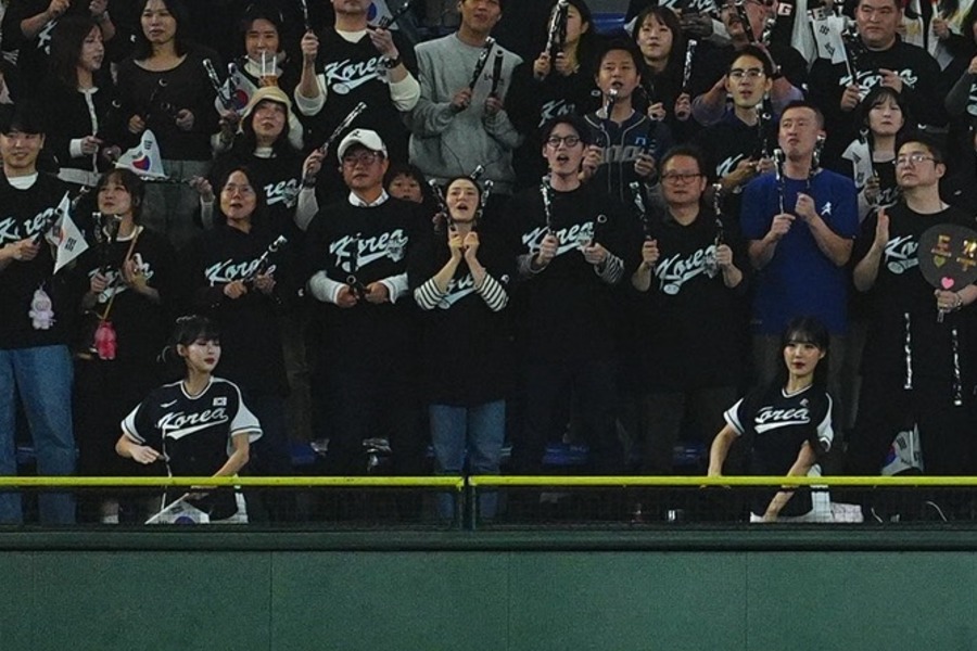 外野スタンドで応援に励む韓国のチアリーダー【写真:小林靖】
