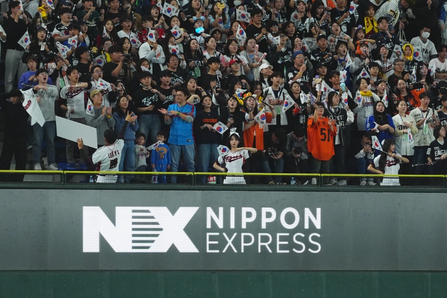 応援席から声援を送る韓国代表のチア【写真:小林靖】