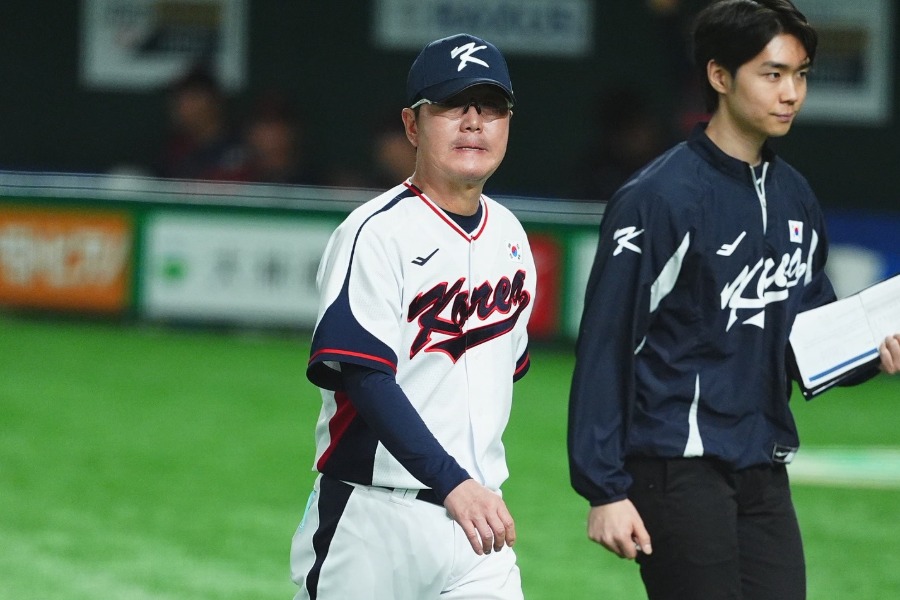 指揮を執る韓国代表のユ・ジヒョン監督【写真：小林靖】