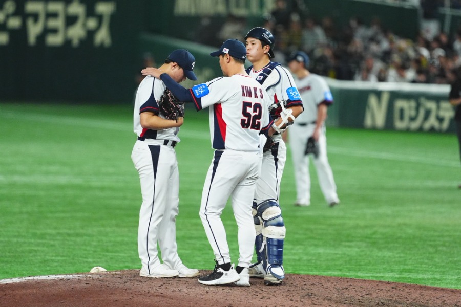 被弾しマウンドに集まる韓国代表【写真:小林靖】