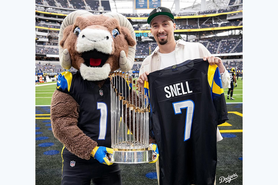 NFLの試合観戦に訪れたドジャースのブレイク・スネル【写真提供:ドジャース】