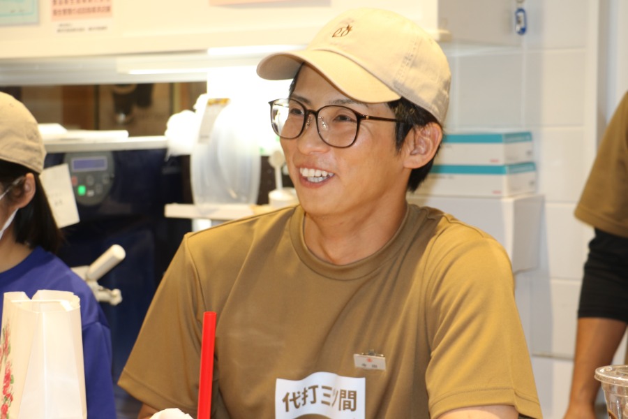 横浜高島屋でアルバイトをする寺田光輝氏【写真：神吉孝昌】