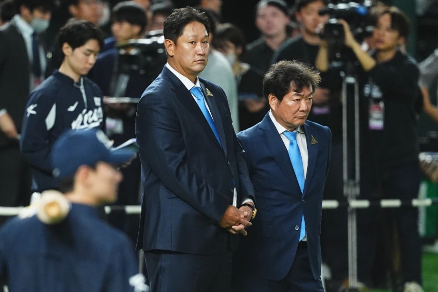 試合前の練習に姿を見せた李大浩(左)【写真:小林靖】