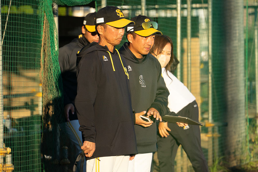 ホークスジュニア・若林隆信コーチ（左）【写真：磯田健太郎】
