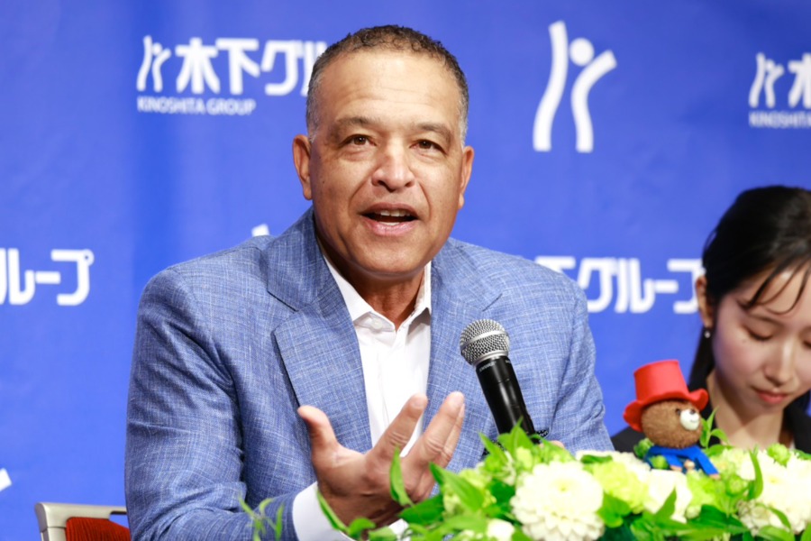 取材に応じるドジャースのデーブ・ロバーツ監督【写真:小池義弘】