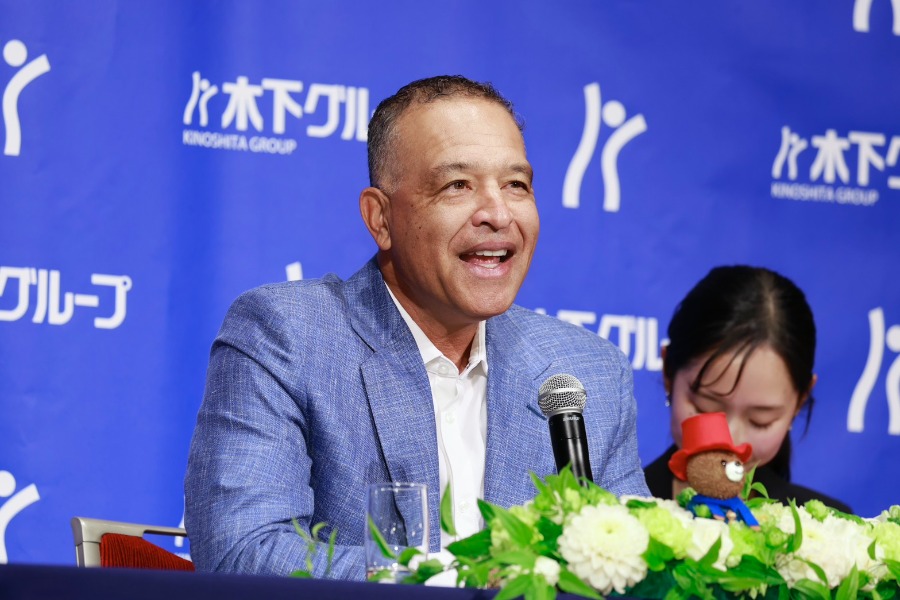 取材に応じるドジャースのデーブ・ロバーツ監督【写真:小池義弘】