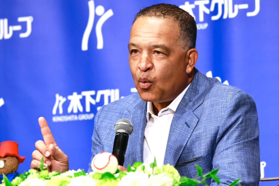 来日したドジャースのデーブ・ロバーツ監督【写真：小池義弘】