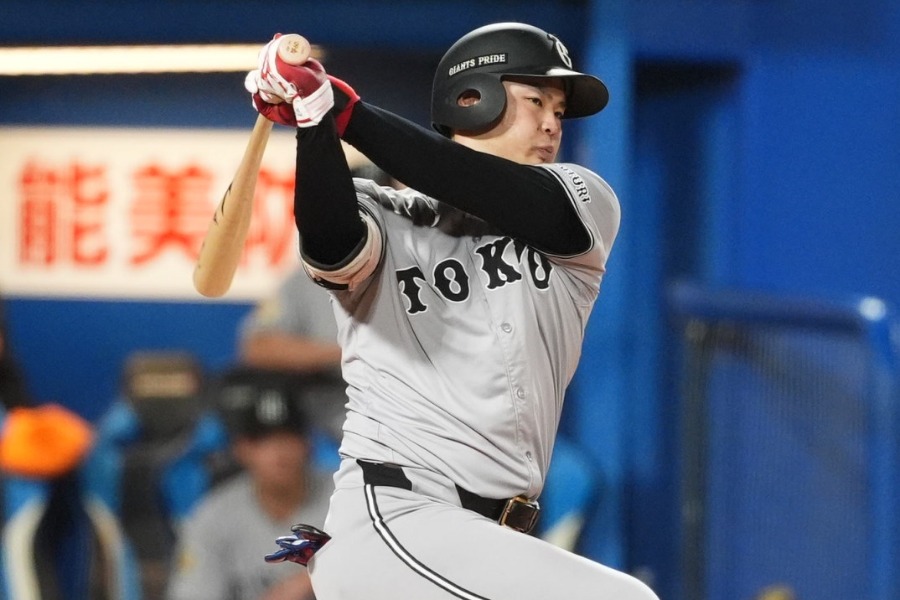 巨人・荒巻悠【写真:小林靖】