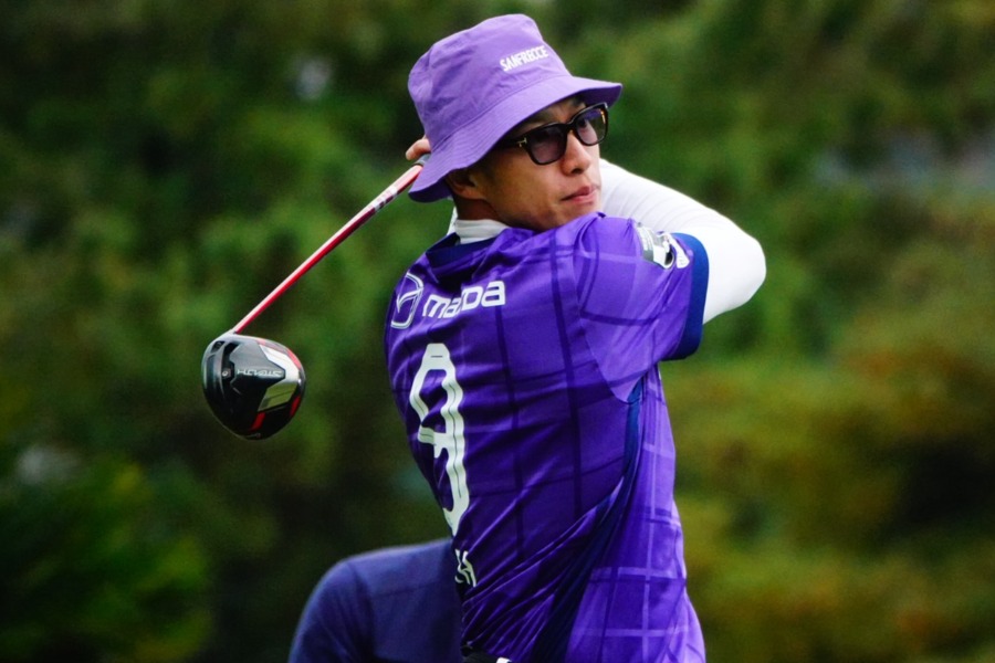 選手会納会でゴルフをプレーする柳田悠岐【写真:川村虎大】