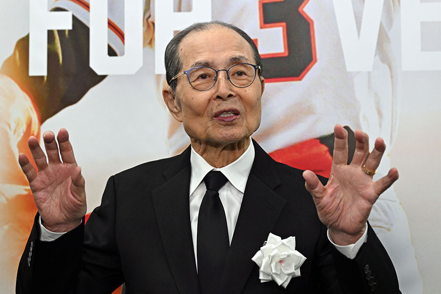 取材に対応するソフトバンクの王貞治球団会長【写真提供:読売新聞社】