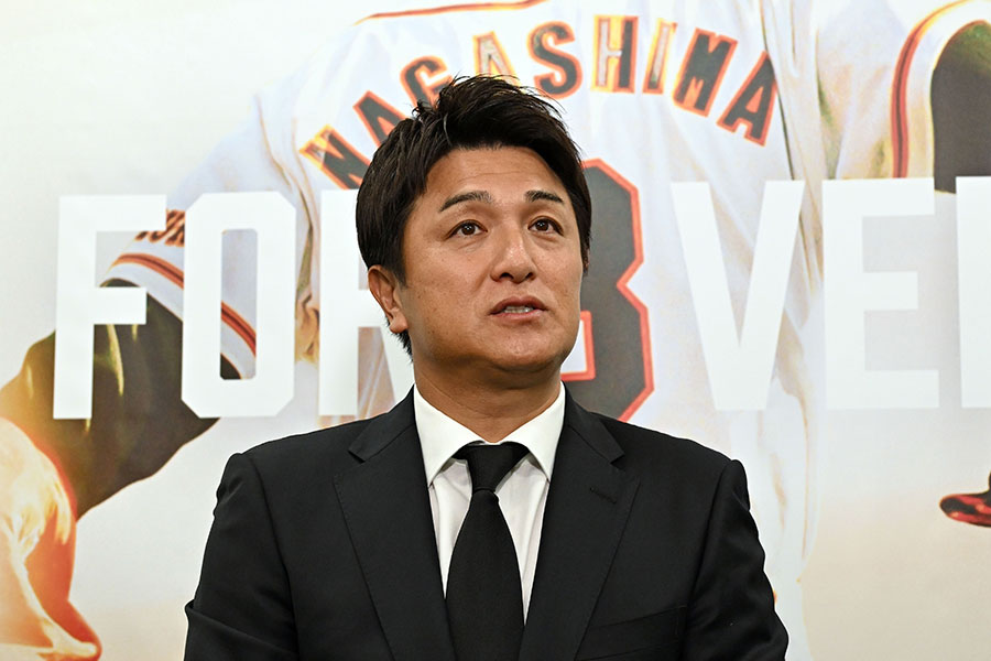 取材に対応する高橋由伸氏【写真提供：読売新聞社】