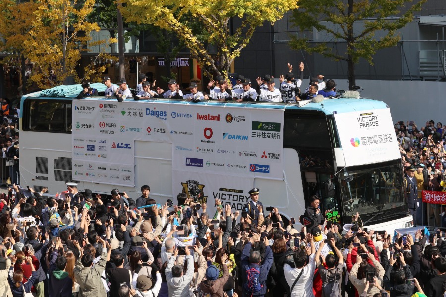 阪神が大阪市で優勝パレードを行った【写真提供：産経新聞社】