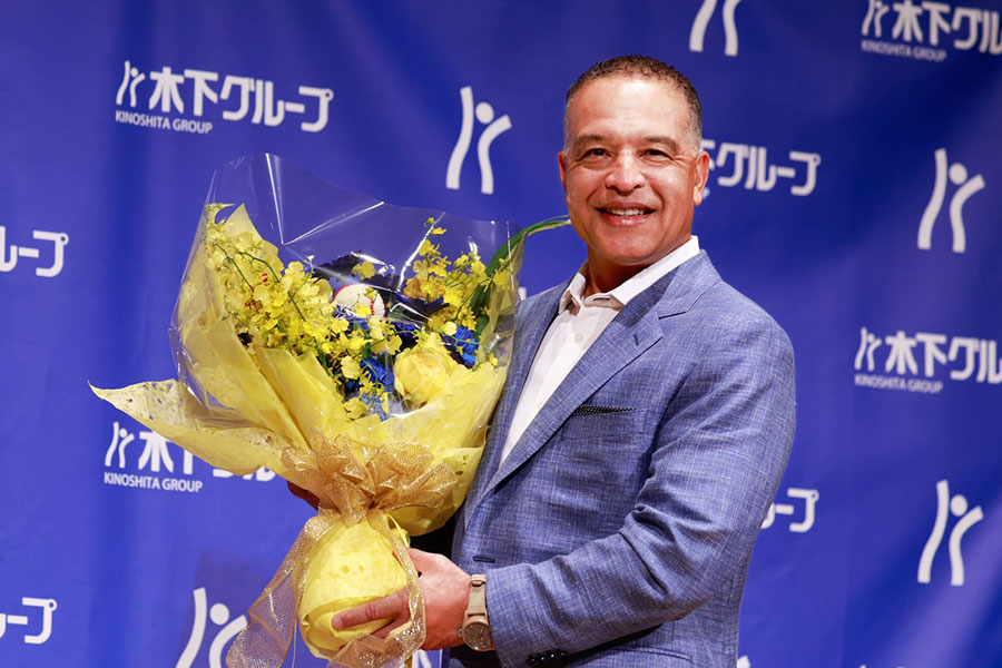 来日したドジャースのデーブ・ロバーツ監督【写真:小池義弘】