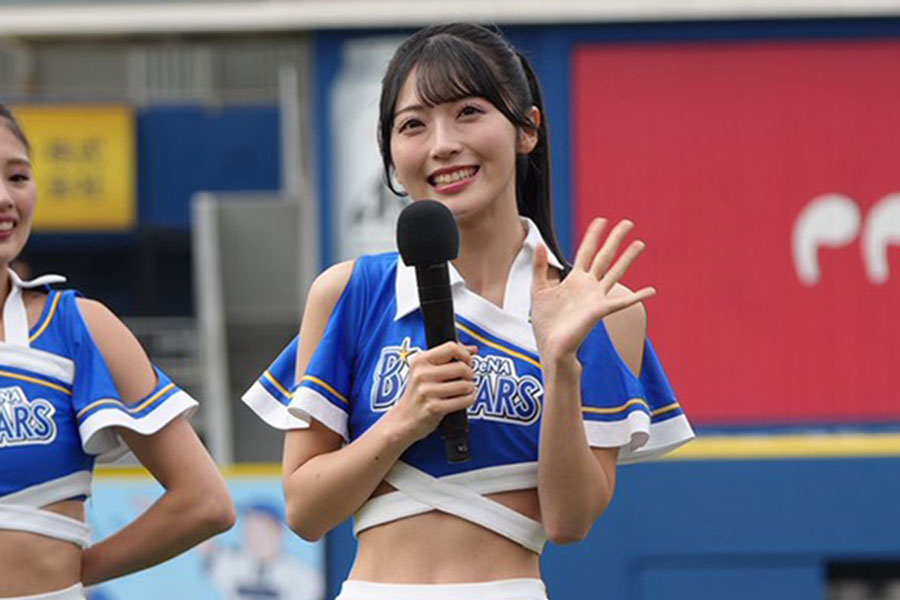 dianaの衣装でファンフェスタに登場したAKB48の佐藤綺星さん【写真:町田利衣】