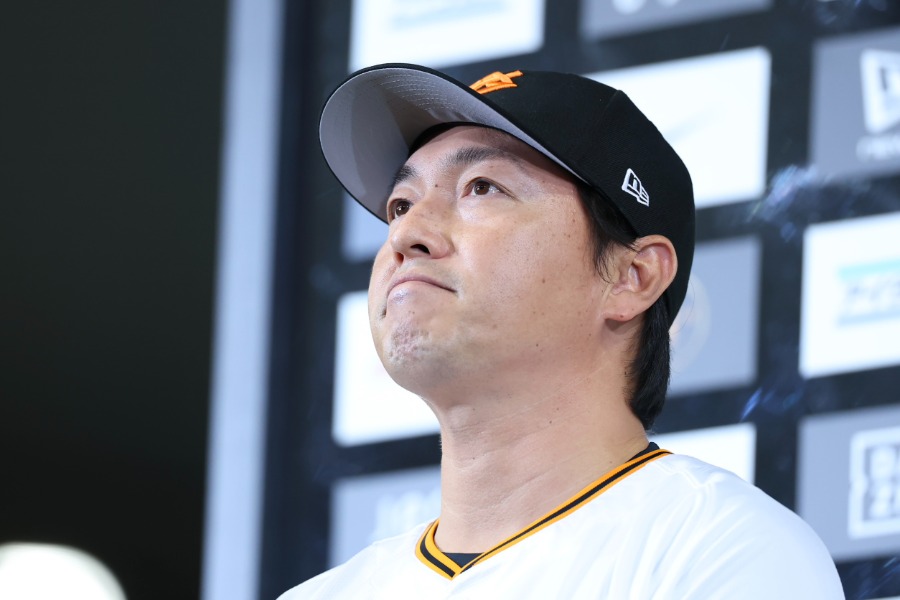 引退セレモニーを行った巨人・長野久義【写真：加治屋友輝】