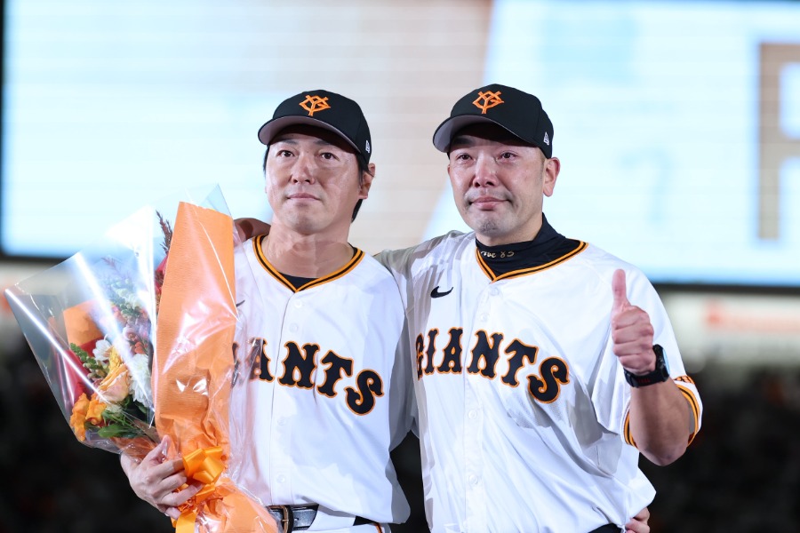 肩を組む巨人・長野久義(左)と阿部慎之助監督【写真:加治屋友輝】