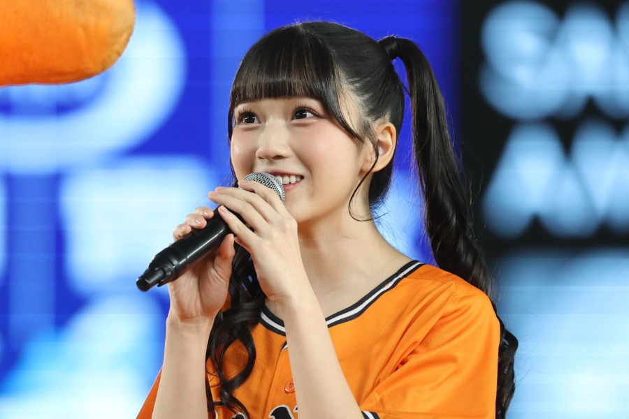 登場したアイドルグループ・≒JOYの天野香乃愛さん【写真：加治屋友輝】