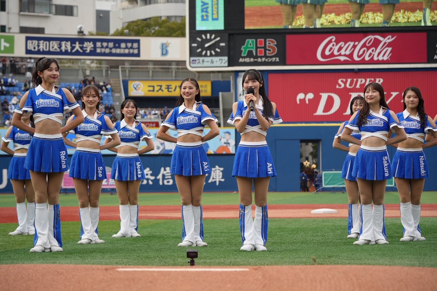 dianaの衣装でファンフェスタに登場したAKB48の佐藤綺星さん【写真：町田利衣】