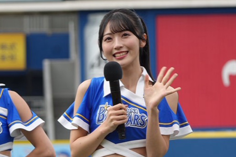 dianaの衣装でファンフェスタに登場したAKB48の佐藤綺星さん【写真：町田利衣】