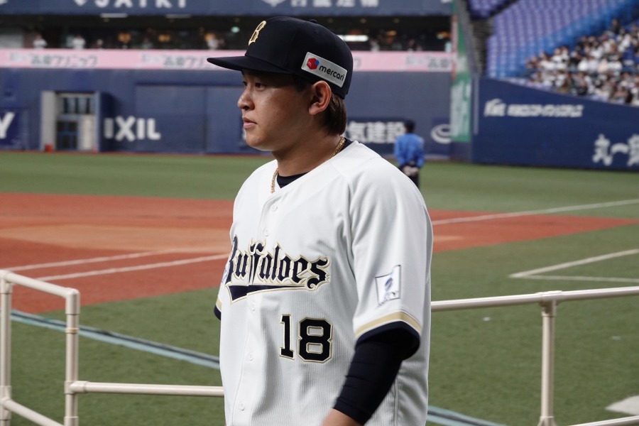 新ユニホームを着用するオリックス・宮城大弥【写真：真柴健】