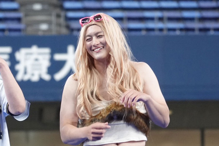 コスプレ姿で登場したオリックス・高島泰都【写真:真柴健】