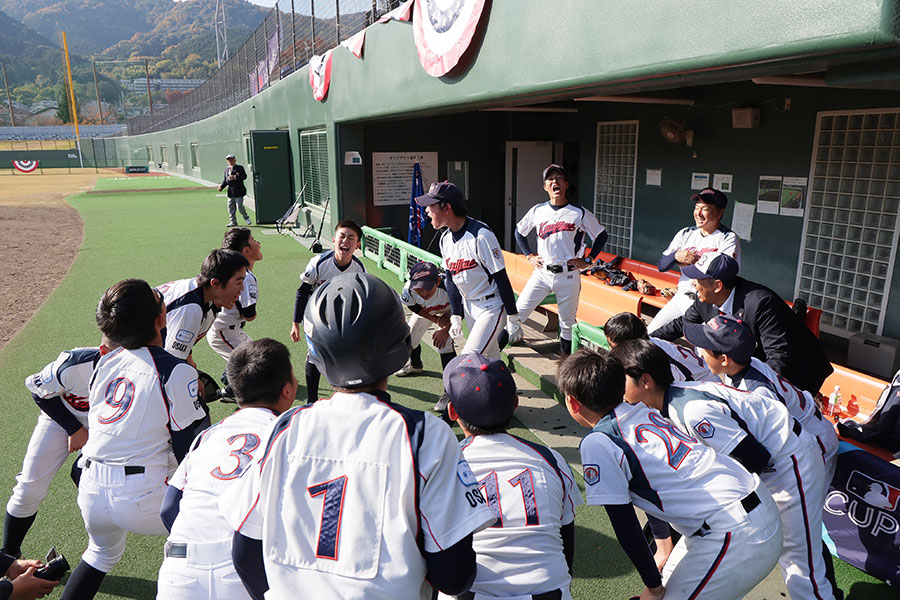 試合前に声を出してチームを鼓舞する大阪柴島ナイン【写真：牛島寿人】