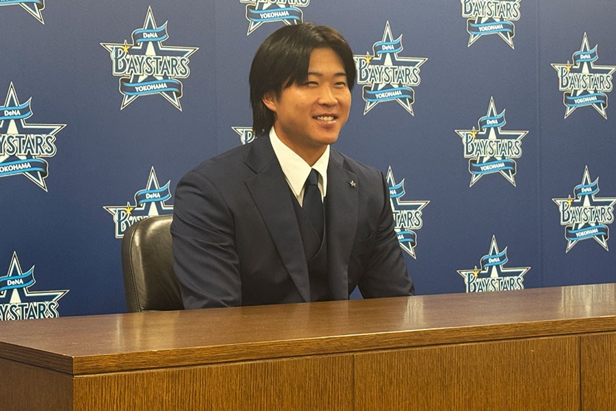 契約更改後の会見応じたDeNA・石上泰輝【写真：町田利衣】