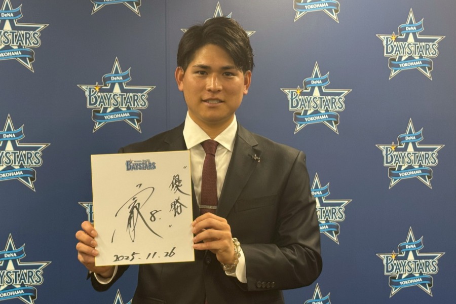 契約更改後、取材に対応したDeNA・神里和毅【写真：町田利衣】