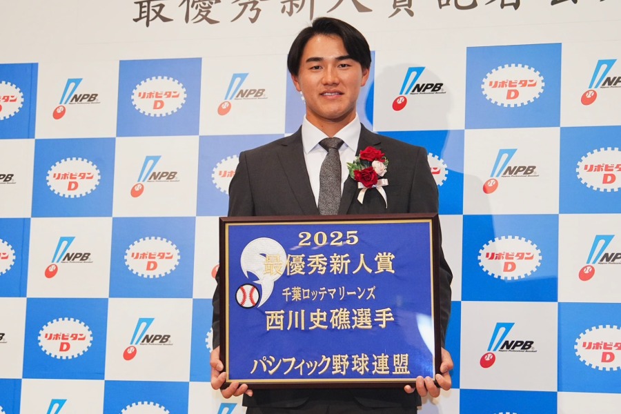最優秀新人賞を獲得したロッテ・西川史礁【写真：小林靖】