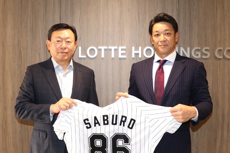 ロッテのサブロー新監督（右）がロッテ本社を訪問【写真：球団提供】