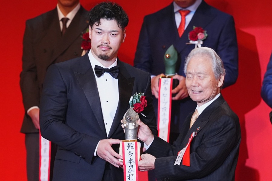NPBアワードに出席した佐藤輝明【写真:小林靖】