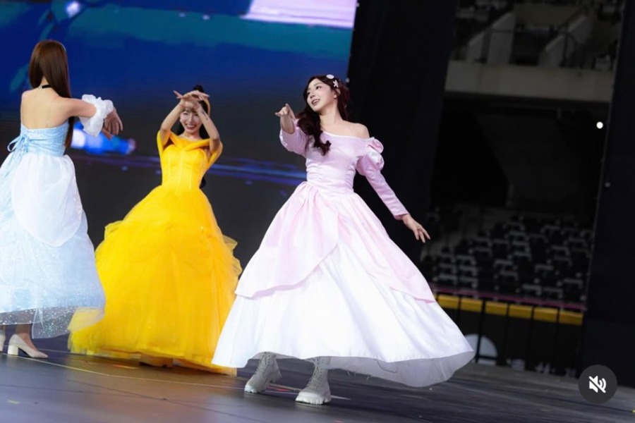 黄色のドレスを披露した林襄（写真はスクリーンショット）