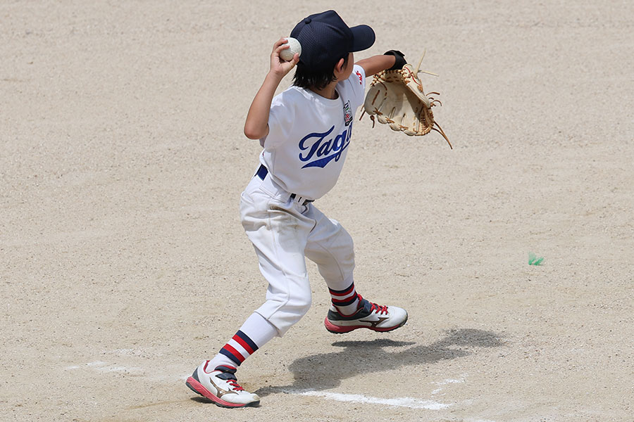 小学生の投げ方が自然に修正できる指導法とは（写真はイメージ）