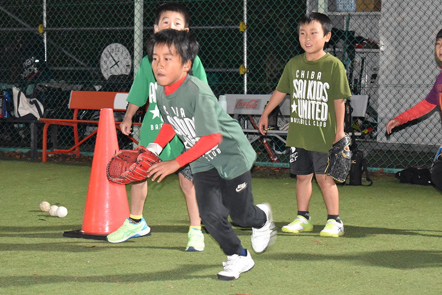 平日夜に練習するASAI KIDS・UNITEDナイン【写真：高橋幸司】