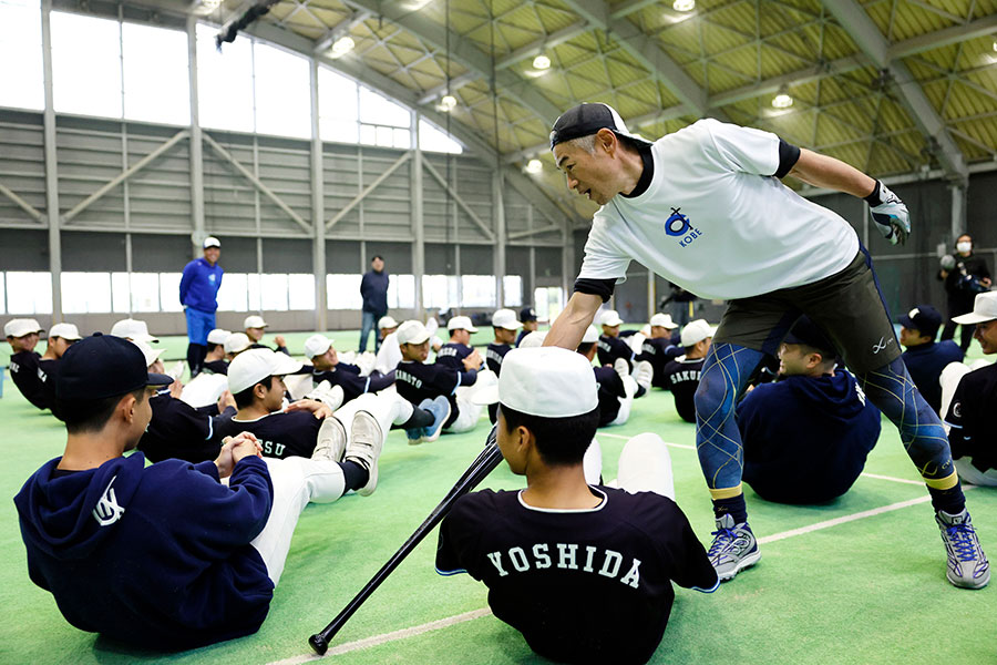 イチロー氏が培ってきた一流の技術を伝授した【写真:代表撮影】