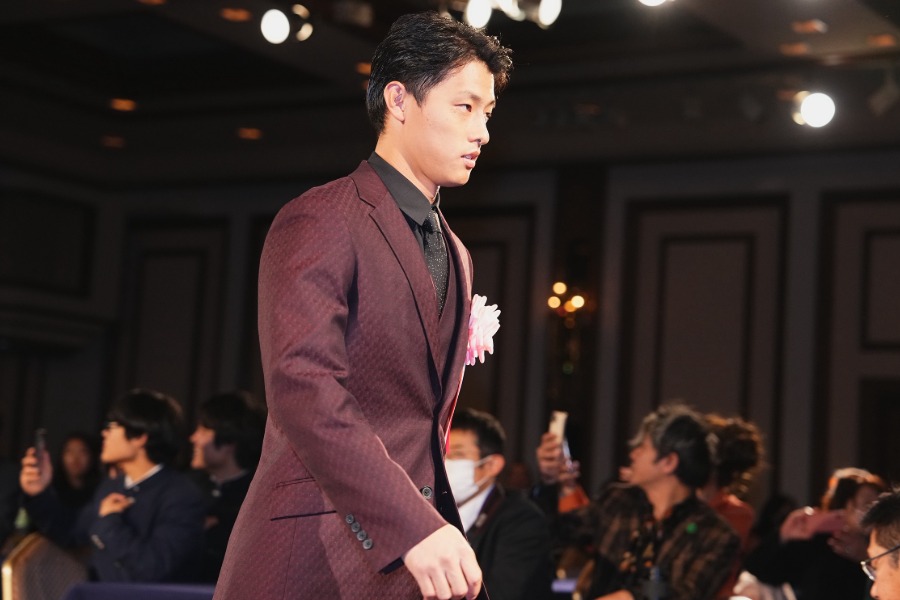 授賞式に登場した楽天・辰己涼介【写真:小林靖】
