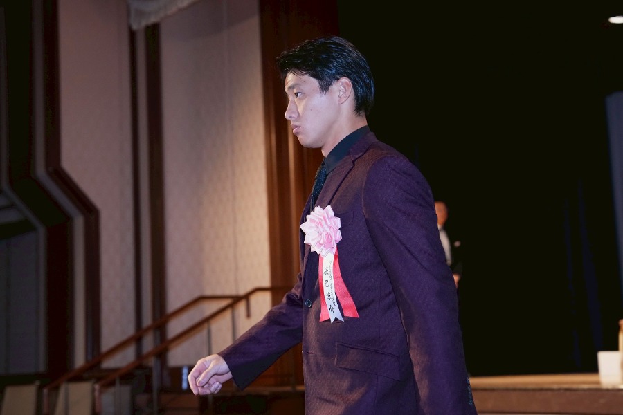 「三井ゴールデン・グラブ賞」の表彰式に参加した楽天・辰己涼介【写真:小林靖】