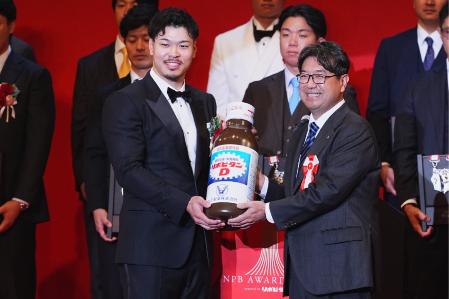 受賞式に登場した阪神・佐藤輝明（左）【写真：小林靖】