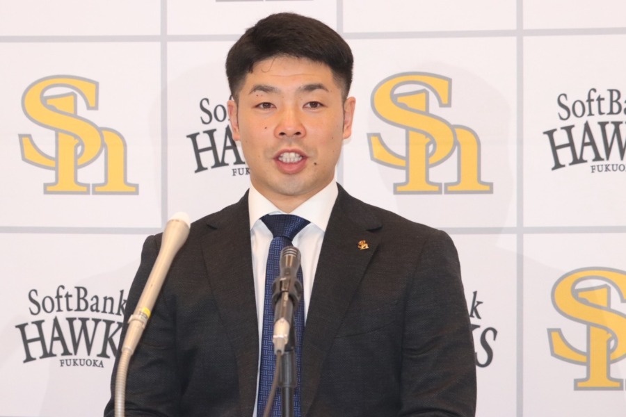 契約更改後、会見で質問に答えるソフトバンク・近藤健介【写真：飯田航平】
