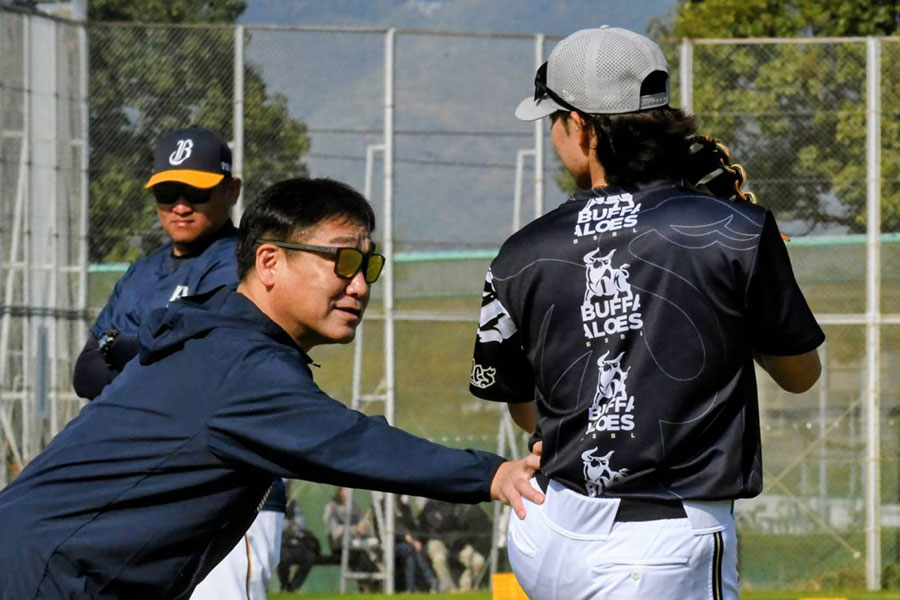 中嶋聡前監督からアドバイスを受ける片山楽生【写真：北野正樹】