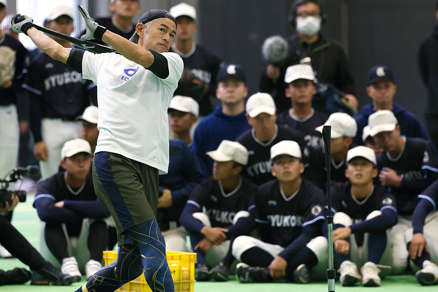 九州国際大付で指導するイチロー氏【写真：代表撮影】