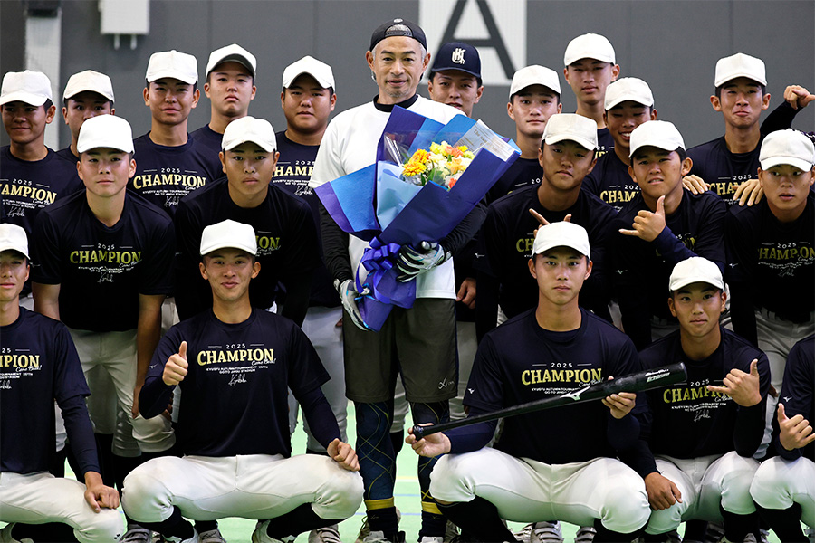 「相当の覚悟をもって」と選手たちを激励したイチロー氏【写真：代表撮影】