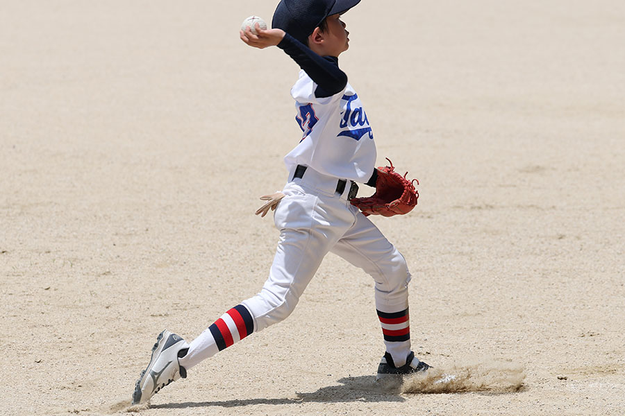 グラブを持つ手や踏み出す足の使い方が制球力に繋がる（写真はイメージ）
