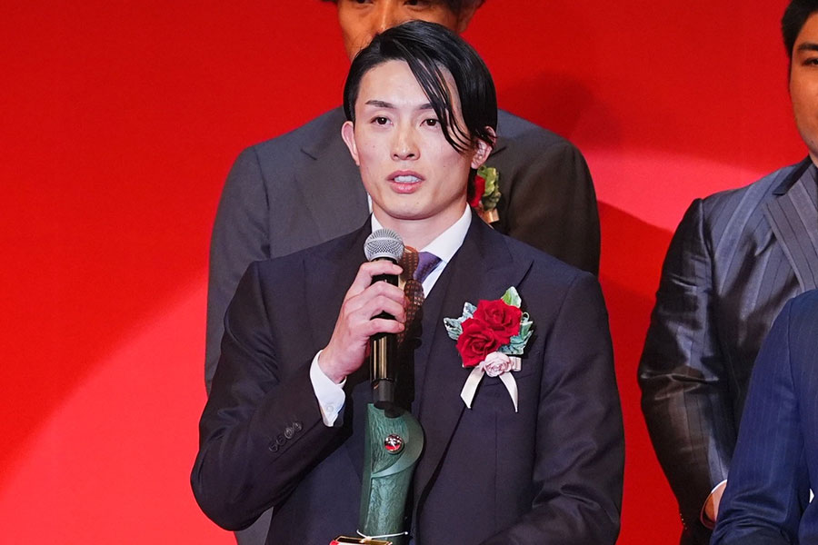 「NPB AWARDS 2025 supported by リポビタンD」に出席したソフトバンク・周東佑京【写真：小林靖】