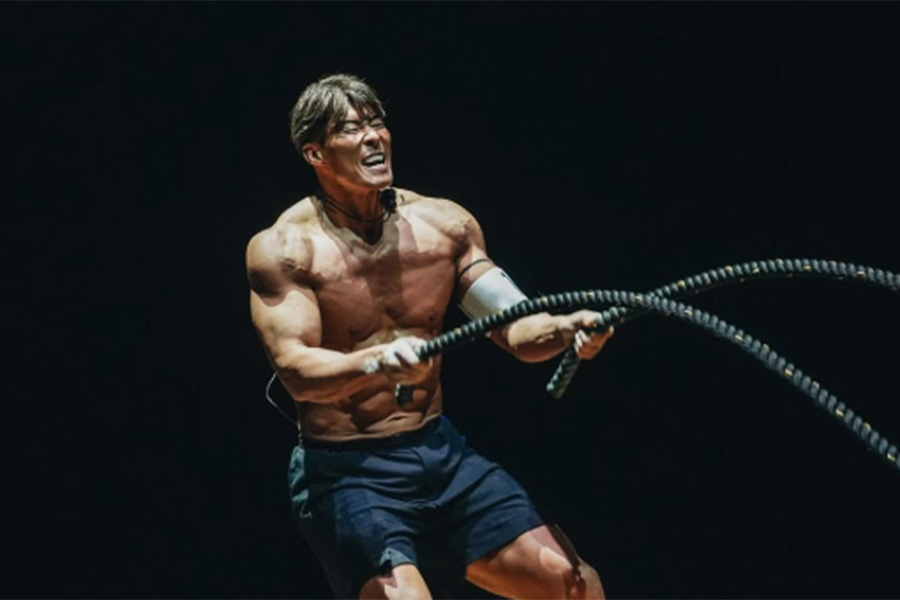 SNSで筋肉を公開した糸井嘉男氏(投稿をスクリーンショット)