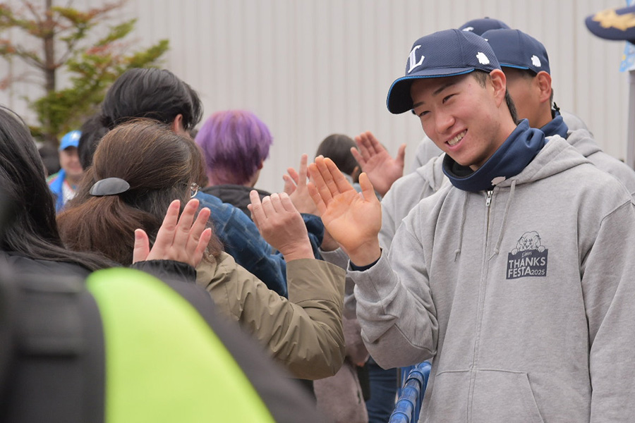 ハイタッチでファンを出迎える齋藤大翔【写真:パ・リーグ インサイト編集部】