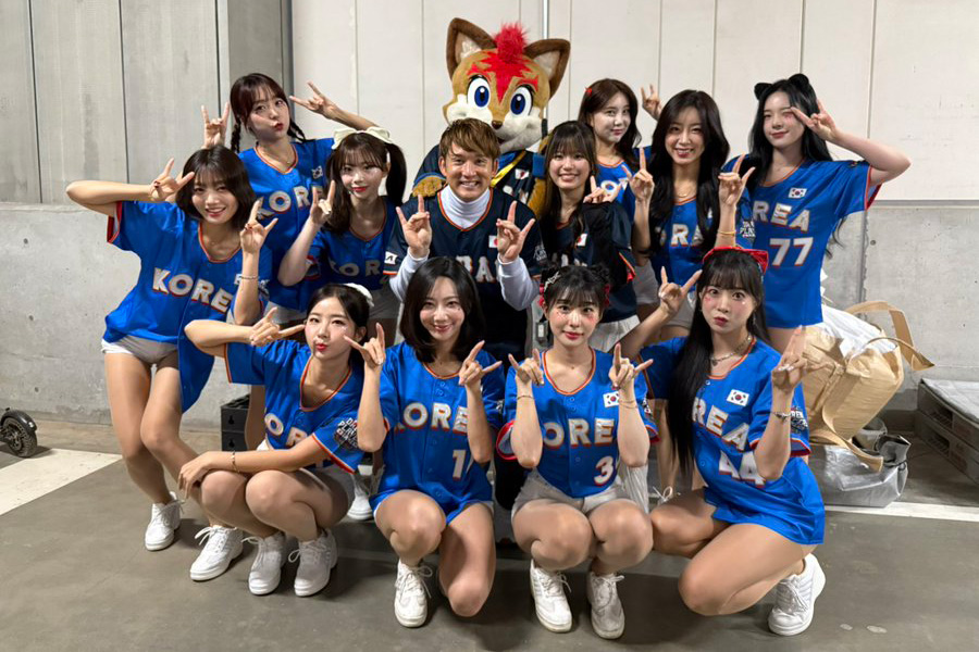 杉谷拳士氏が投稿したチアとの集合写真(写真はスクリーンショット)