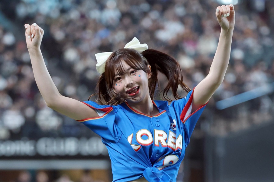日韓OB戦に登場した韓国チア【写真提供：産経新聞社】